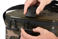 Fox Aquos Camolite Coolbag 30L -Spro Verkoop cev025 aquos camolite coolbag 20l strap buckle detail